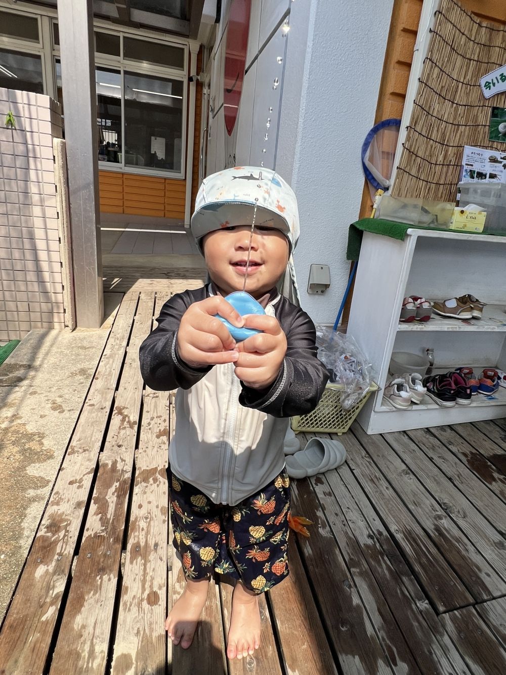 初めは難しかったけど、ぎゅっと押して・・・
水鉄砲も上手にできるようになったよ。