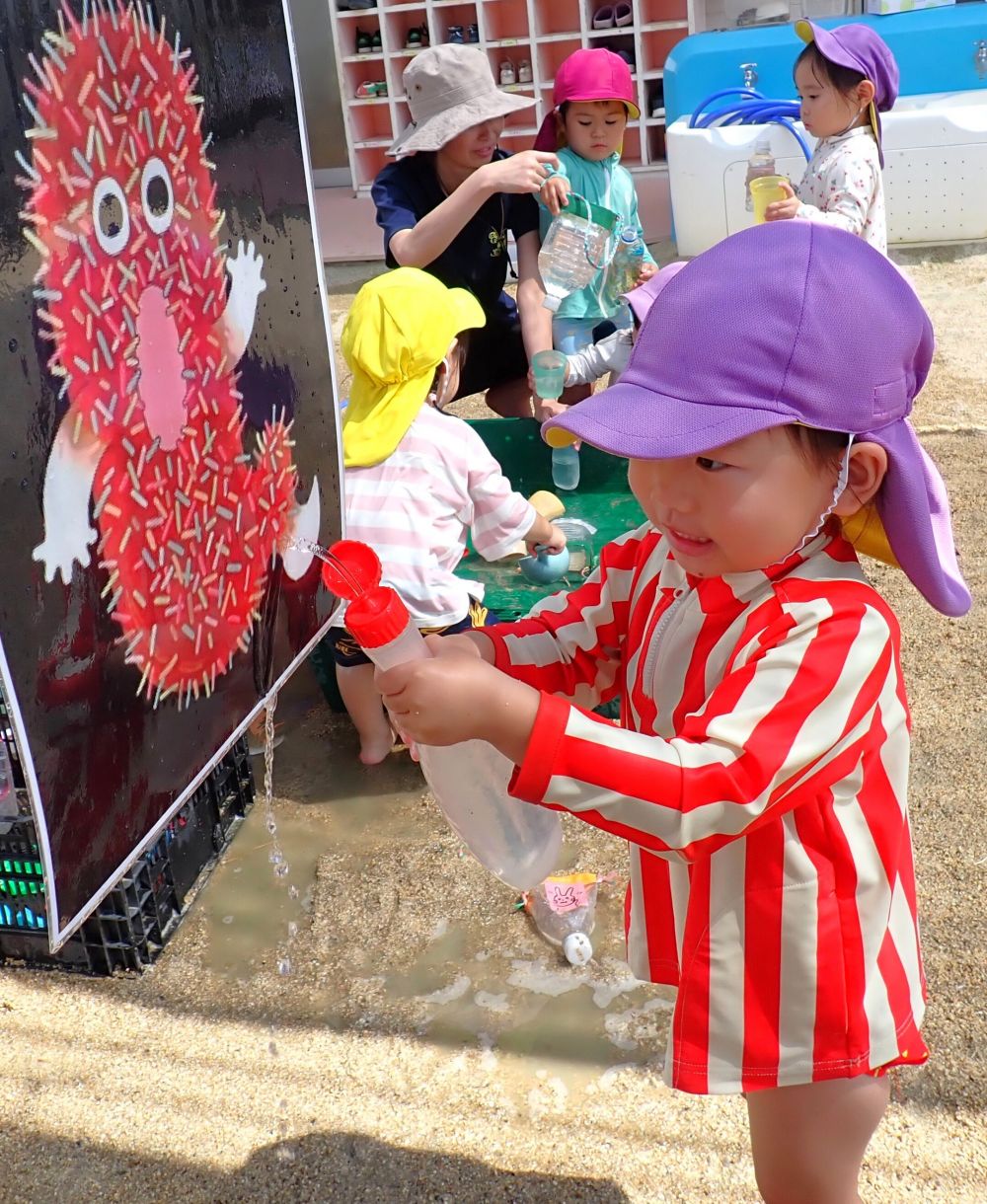 園庭にオバケが出現‼
水でっぽうでやっつけちゃお~