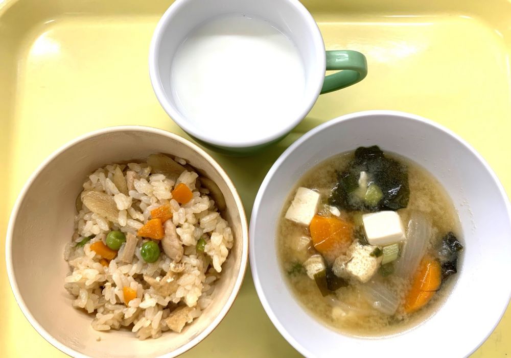 鶏ごぼうご飯
豆腐とわかめのみそ汁
牛乳