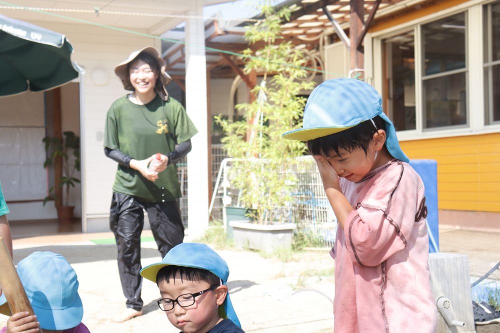 夏休みが終わり9月になりましたが、まだまだ暑い日が続きます
園庭では思い切り水遊びを楽しみます
今日は田原先生がビショ濡れになってゾウ組さんと水鉄砲バトルを繰り広げました