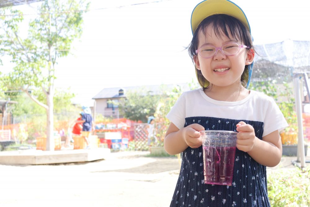 横の影では朝顔の花びらを擦って色水遊び☆
納得のいく出来に満足そうです