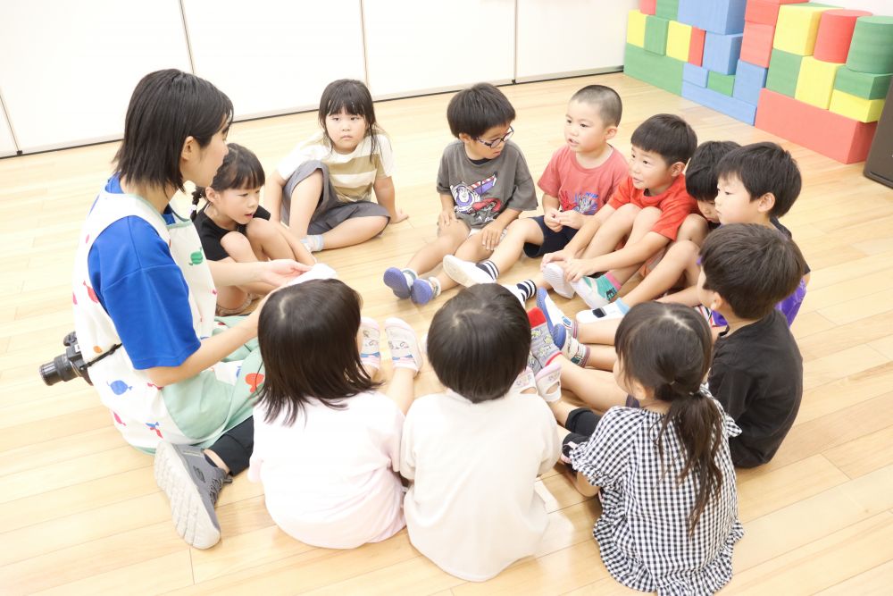 園庭で夏遊びを満喫した後は運動会に向けて、グループ毎に話し合い
意見はなかなかまとまりませんが(笑)
友達の意見を聞き、自分の意見を伝える経験を積み重ねてほしいです