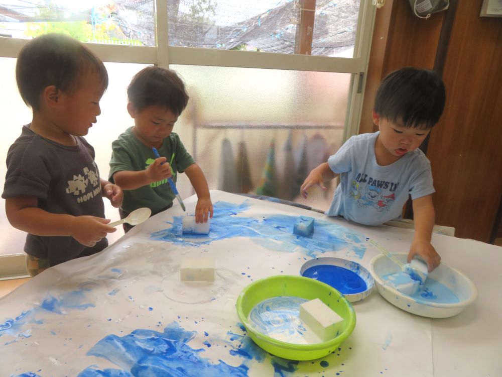 外は雨降り・・・
外遊びはできないけれど、部屋の中でも楽しいことをしよう♪
大きな模造紙と絵の具、そしていろいアイテムを用意して
自由に描くことを楽しみました
筆 スポンジ スプーン
目の前に並んだ道具を見つけて
「やってみたい!!」
好奇心旺盛な子どもたちが集まり、にぎわいます♪