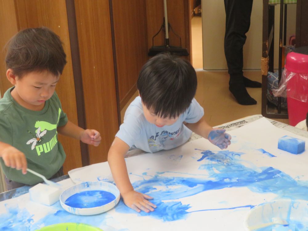 思い思いに描くことを楽しみます
だんだん楽しい気持ちが高まっていくと
子どもたちの発想も膨らみます♪
Iくんは手に絵の具をつけて大胆に描き始めました!