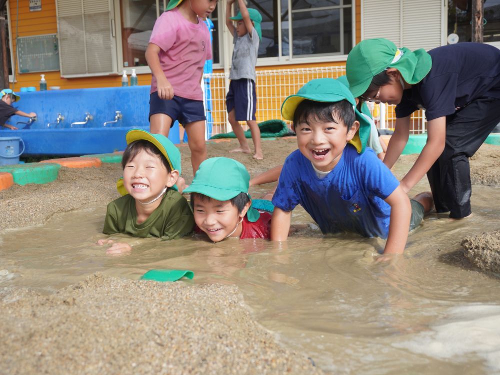 雨上がりの園庭は大きな水たまりがいっぱい!
そんな園庭にみんなもなんだかワクワク…そわそわ…
最近は運動会の練習であまり水で遊べてなかったため…
先生たちも「まあいっか♡全力で遊べー!!」
「今日はビショビショになっていいんだって!」
「わーいやったーーー!」
すぐさま水たまりにダイブ♡