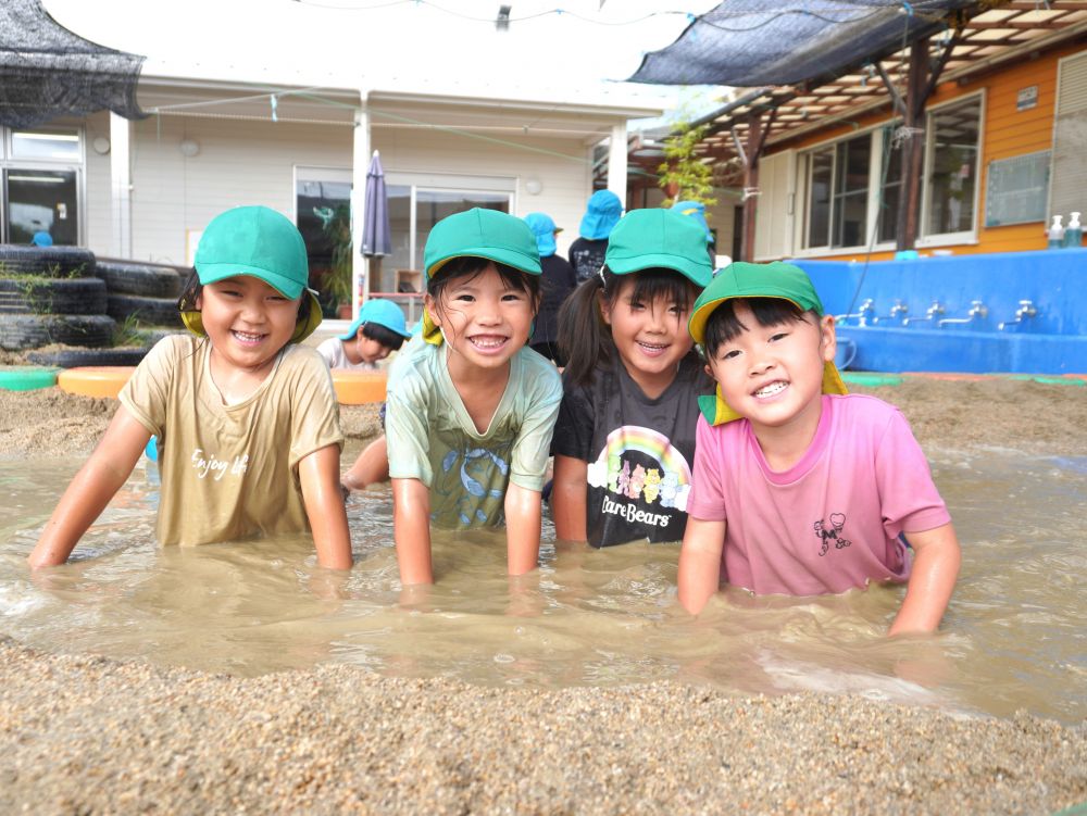 「1…2…3…4… 運動しよう!」
「なんか今日の泥水冷たいねー?」
「いつもはぬるいのにね~」
「雨の水じゃけんかね?」
泥水の中で筋トレが始まり水の温度の違いにも気付きました♡