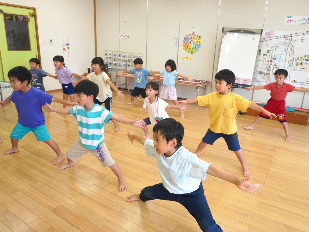 憧れだったキリン組でのソーラン節！
ついに自分達が踊る番がきました！
運動会に向けて”楽しく！”練習を進めています♡



最初は見様見真似で踊ってみる！
ゆっくり少しずつ覚えていってます！