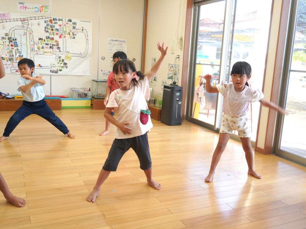 「どっこいしょーどっこいしょ！」
「ソーランソーラン！」
掛け声も覚えて歌いながら踊っています♡