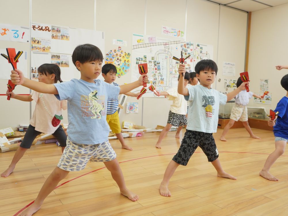 ”どんなふうに踊りたいか”みんなに聞いてみると…
『かっこよく踊りたい！』
『楽しく元気に踊りたい！』
『みんなで踊りたい！』
”キリン組みんなで”を大切にかっこよく！楽しく！♡



鳴子を持つ事にも挑戦してみました！！
踊っていない時の持ち方から学び
踊りも鳴子があるとないとで変わるんです！
覚えることがまた増えた！！