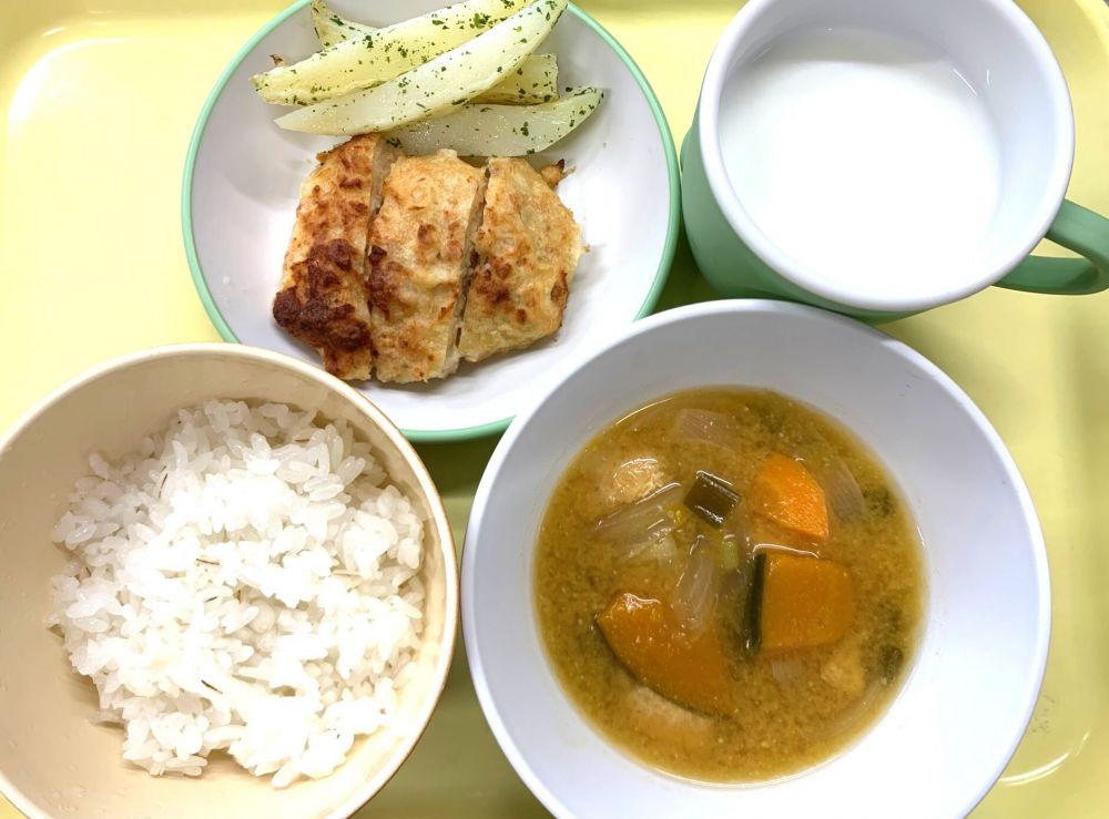 麦ご飯

鮭と豆腐のハンバーグ

焼ポテト

かぼちゃみそ汁

牛乳