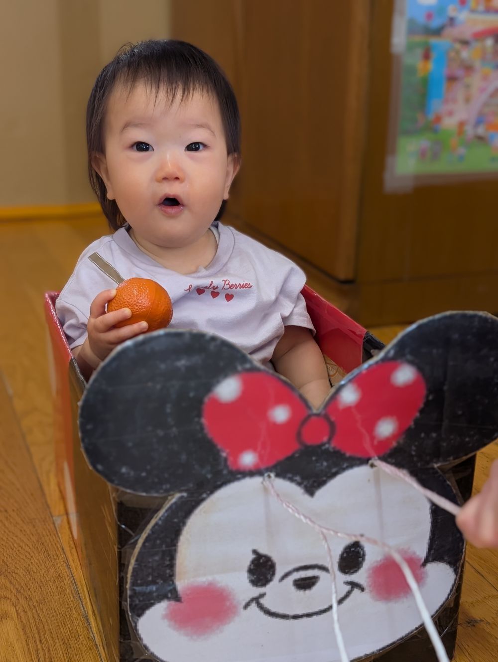 「Nちゃーん♪」と呼ぶと、”はーい”
と手を挙げていたNちゃん！
ミカンのおもちゃをお供に、ドライブかな？