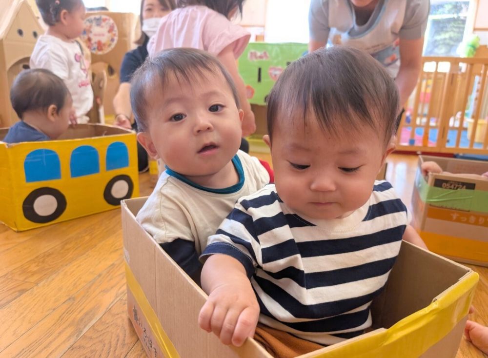 うんどうかいごっこを楽しんでいるウサギ組さん♪

RくんとTくんは一緒の段ボール電車に乗ってしゅっぱーつ🚂
揺れる電車が気持ちよかったのか、ウトウトしながら乗っていました😊

