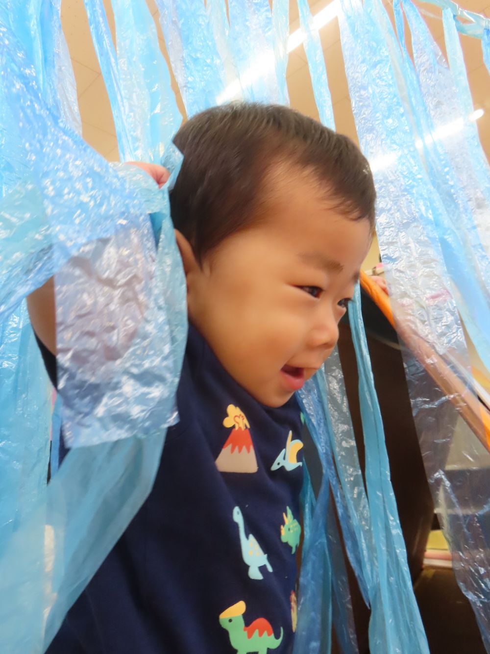 ”ひらひらトンネル”
　お家の人に抱っこしてもらってくぐってね♪