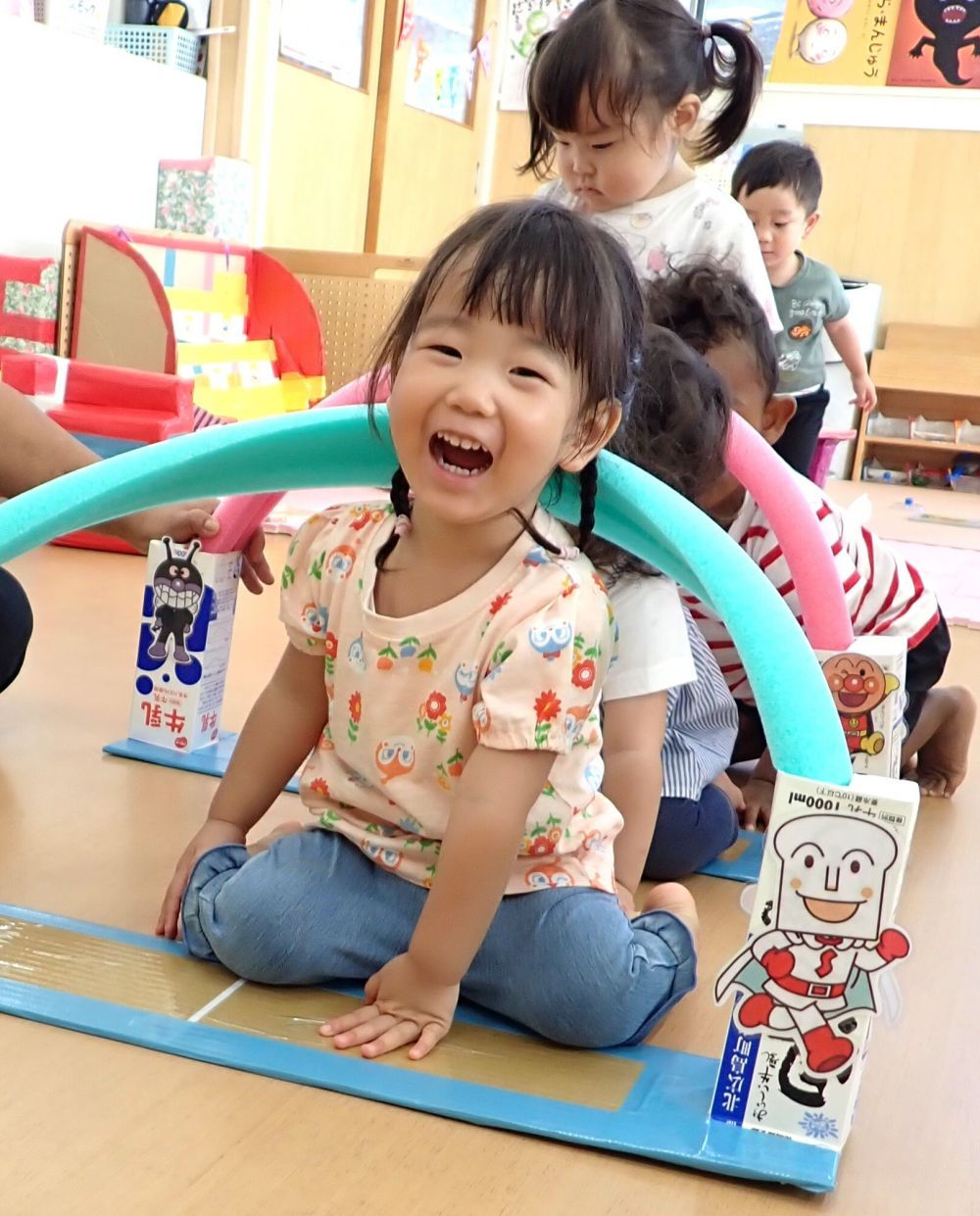 ”車”に乗ってお家の人に押してもらうと
”トンネル”があるよ♪
　上手にくぐれるかな⁈