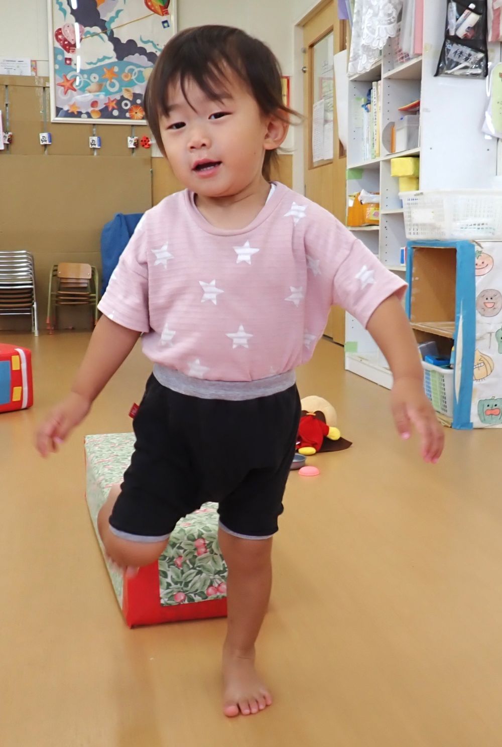 ”平均台”を渡ってジャンプ！！
　お家の人に手をつないでもらうと安心するね💗