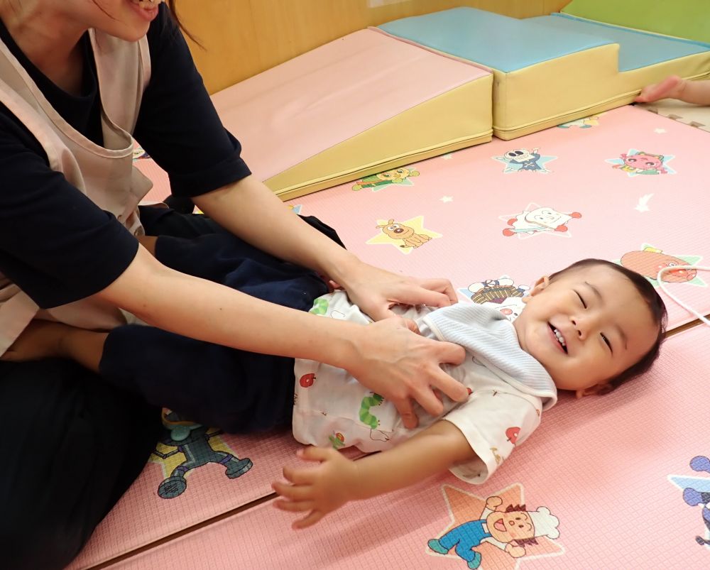 ”ふれあい遊び”
　🎵おはよう　あさだ　ももまんじゅう・・・
　　こんどは　はら　はらまんじゅう・・・