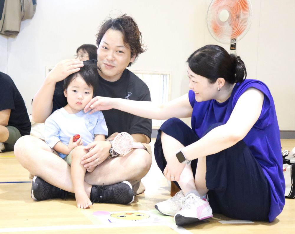 ☆0.1運動会始まるよ～☆


慣れない場所と雰囲気にドキドキと不安のヒヨコ組さん
でも隣には大好きなパパとママ♡
安心できる腕の中で運動会ははじまりました



