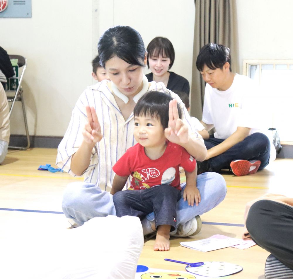 いつもやっている手遊び
お家の人とするのは嬉しいような…
恥ずかしいような…
やっぱり嬉しいね！


