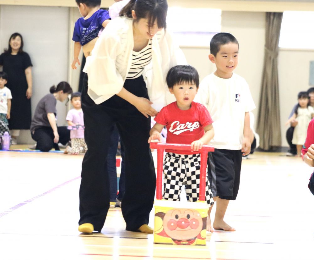 　

普段からカートを押すのは大得意のヒヨコ組さん

名前を呼ばれて｢はい！｣
ドキドキ・ワクワク
サーキットのスタートです☆




