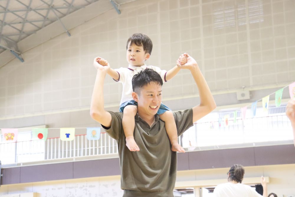 アンパンマン体操

大好きな音楽が聞こえてくると自然と体も動きます♪


今日は特等席からの眺めにご満悦のS君♡