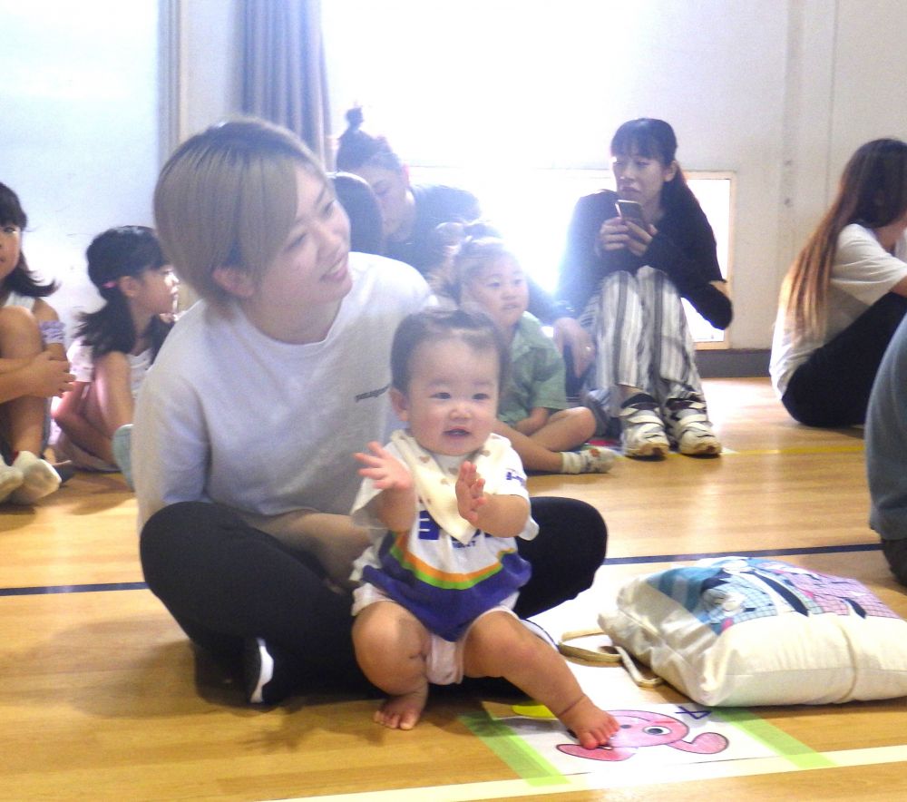 9/6（土）は０・１歳児運動会
「おはよう！」
「今日もあついね～」
「たのしもうね～」
そんな言葉を笑顔で交わし、みんなが集合!
さあ！０・１歳児運動会はじまります！


～手遊び～
日頃から楽しんできた、『水中メガネ』の手遊びと
すいみい保育園に教えてもらって大好きになった
『はたらく車』の手遊び
今日はお家の人と一緒でうれしいね♡