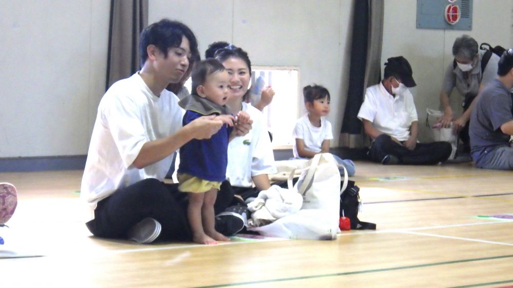 先生のまねをして、家族みんなでやってみる
身体を寄せ合って、心もぽかぽか♡