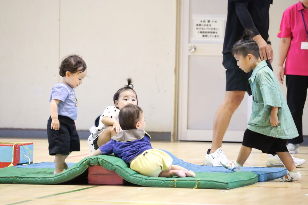 山登りの途中、リラックスしている３人のところへ
「おいで～」と
Yちゃんのお兄ちゃんが呼びに来てくれました
兄弟との関りも楽しみの一つ♡