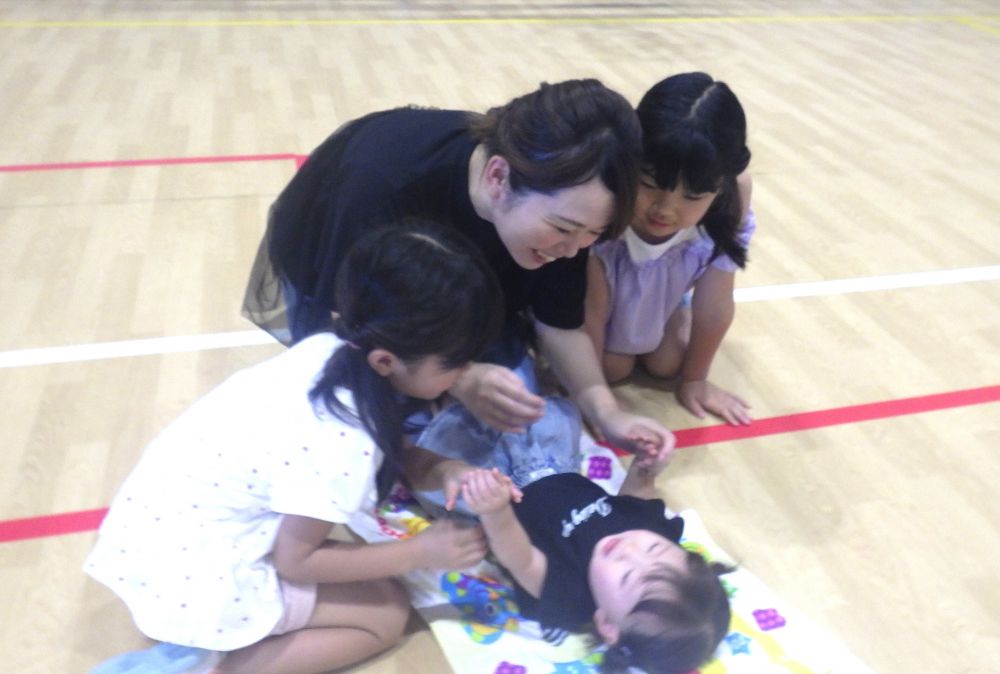～ふれあい遊び～
♪ももまんじゅう・キュウリができた♪

歌に合わせて、目と目を合わせて身体に触れてもらっていい気持ち♡
お姉ちゃんもいっしょでうれしさ３倍！！