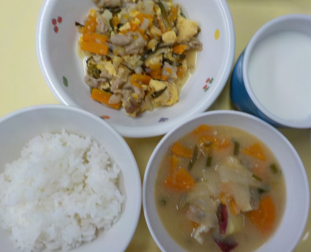 ご飯
豚肉と卵のごまみそ炒め
さつま汁
牛乳