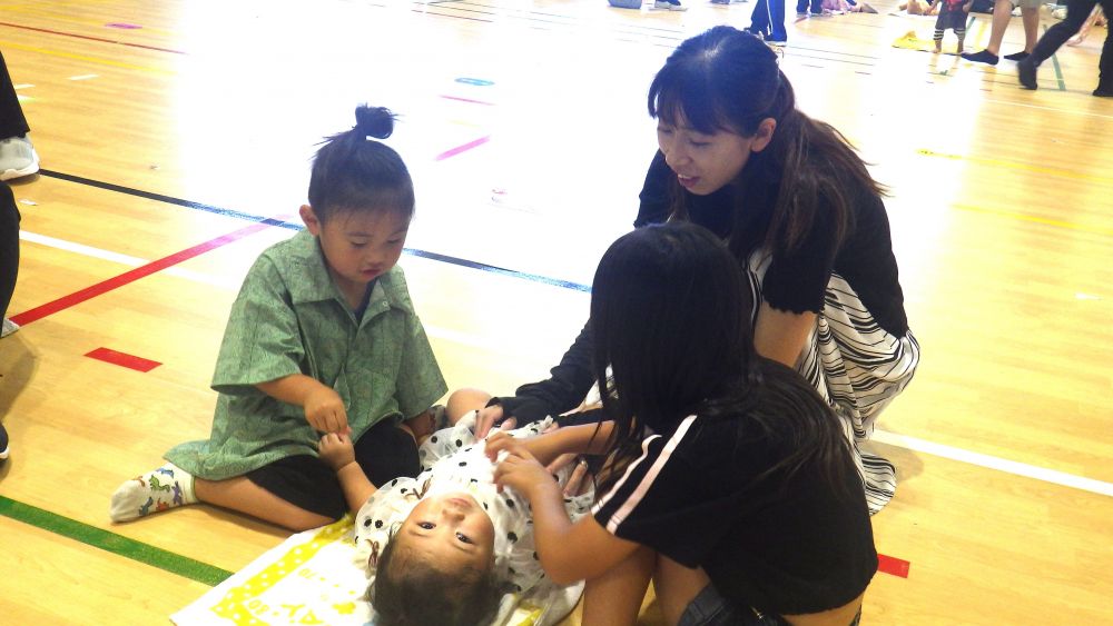 お兄ちゃんとお姉ちゃんの愛情いっぱいのスキンシップを
全身で受けるYちゃん
３人の様子をほほえましく見守るお母さんの優しい表情♡