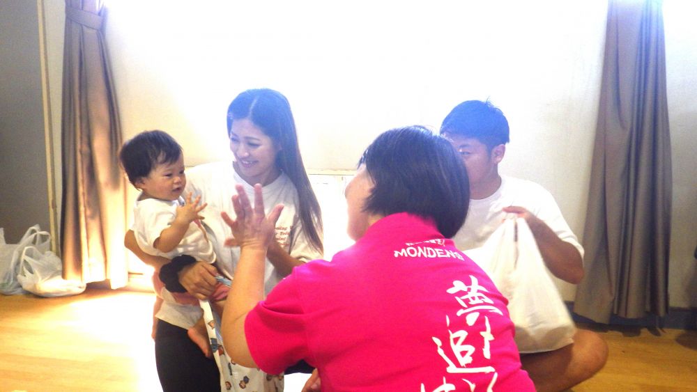 「ばいばーい」と
笑顔でしっかり手を振ってくれたRちゃん

短い時間でしたが、お家の方と楽しい時間を過ごすことができました
暑い中、参加してくださりありがとうございました
