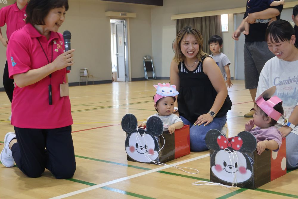 0歳児さんは親子競技…
名前を呼ばれて先生とタッチ👋