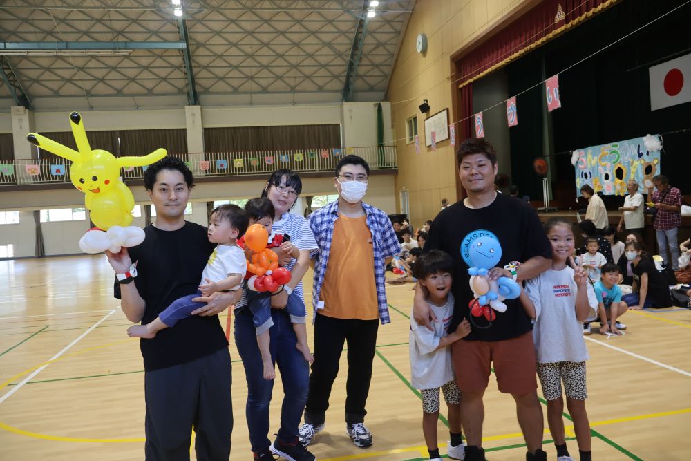 決勝に残ったお父さん3人…
さちえ園長先生からの風船のプレゼントを持って
「ハイポーズ」
参加してくださった皆さん、ありがとうございました。