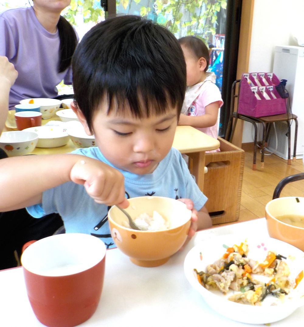 今月の食育の日は【食具の持ち方】です
食育の日の前にみんな上手に持ててるかな～・・・
給食時間、どんなふうに食べているのかみんなの様子を見てみましょう♪

クマ、ヒヨコ組さんは上手にスプーンを使って食べていました！
きちんとお皿に手を添えて・・・Yくん、自然にお皿に手を添えることができるようになっていました♡