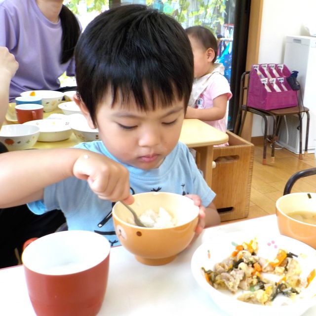 ＊　給食時間の様子　（門田認定こども園）　＊