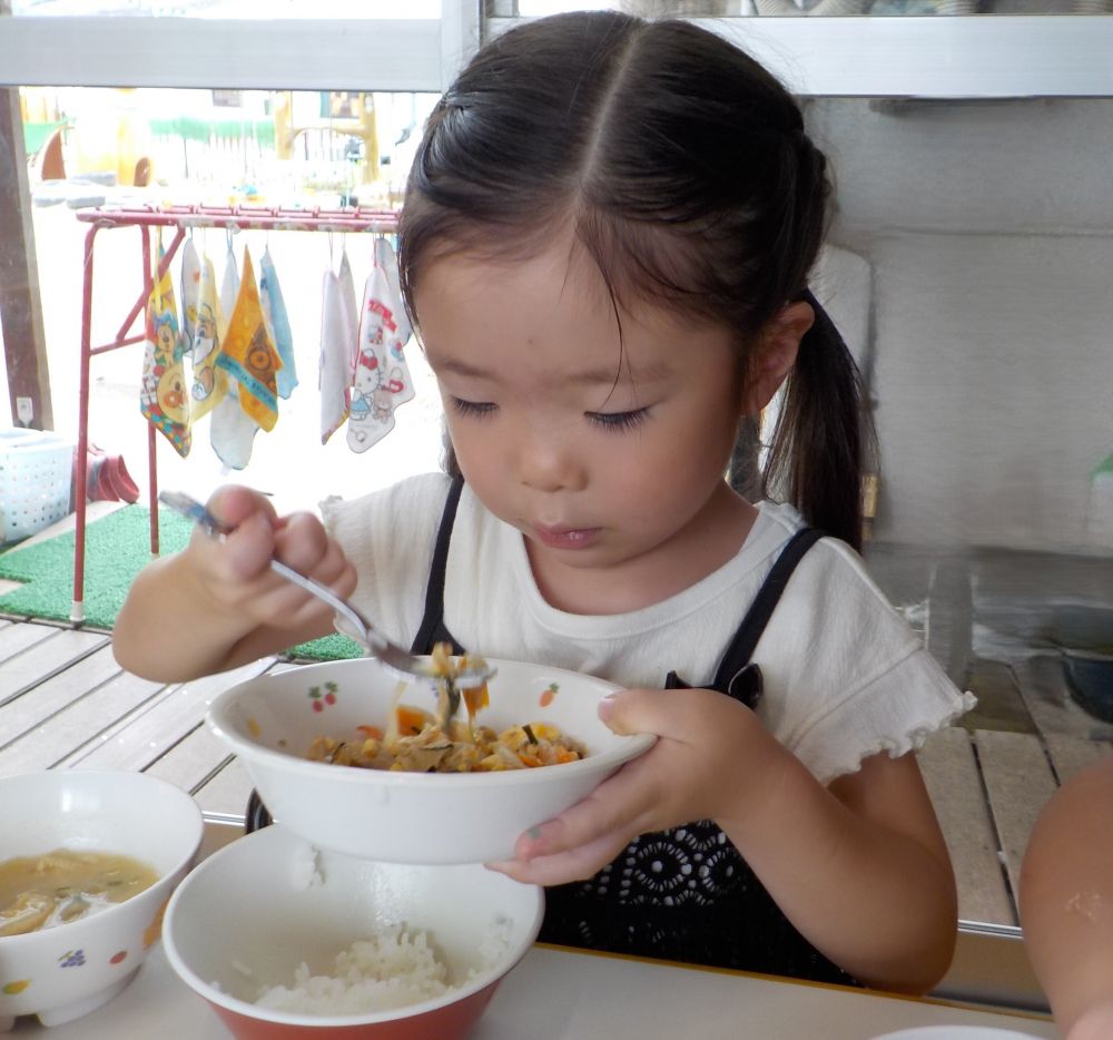 リス組さんの給食時間・・・
しっかり食具を持って、こぼさないようにお皿を持ち上げて持っていました。
Nちゃん、姿勢もとてもよくかっこいい姿を見せてくれました！！