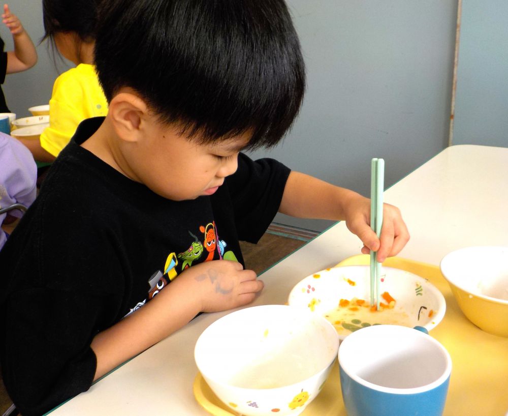 キリン組さんとゾウ組さんはすでに箸を使って給食を食べています。
箸の使い方が上手な子も、苦手な子も様々ですが、決して焦らずゆっくりと進めていきましょう。

キリン組さんのKくん、お皿に残った人参を箸でつまもうと頑張っていました。

「Kくん、箸の持ち方すごく上手だね」
と声をかけると
「にんじん、最後まで食べる♪」

このあと上手に箸を動かして、残りの人参もすべて食べました♡
よく頑張りました♡
