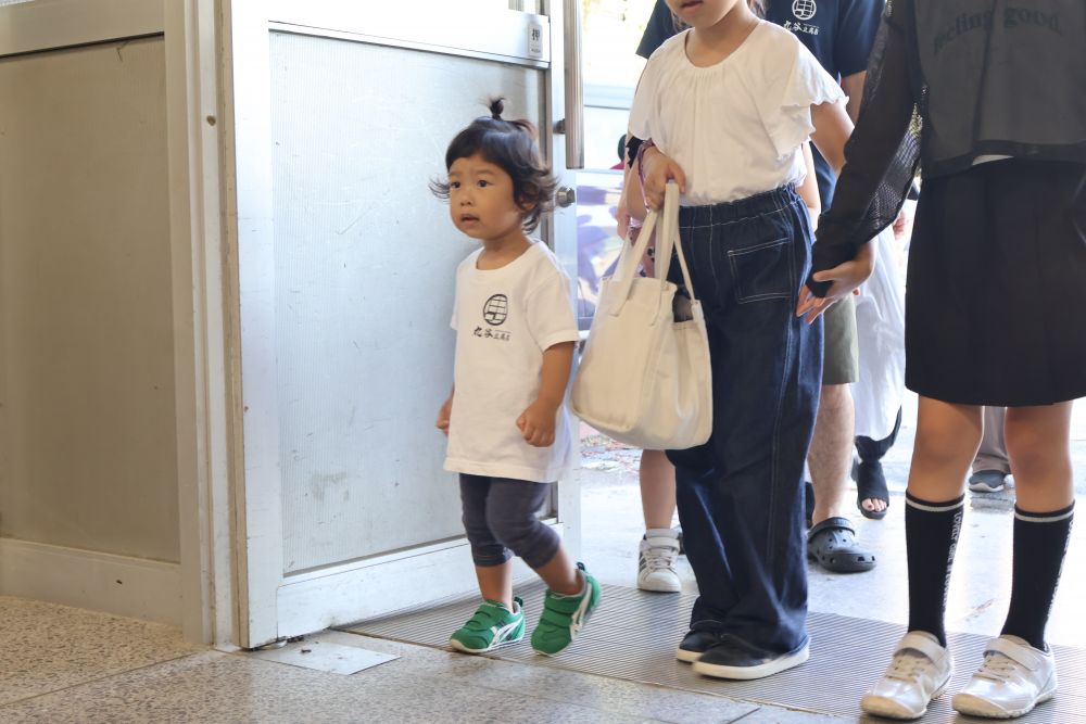 ヒヨコ組のかわいい2人が参加した０・１運動会☆

いつものこども園とは違う広い場所・・・
これから始まる運動会にワクワクしつつも、体にぎゅっと力が入ります
