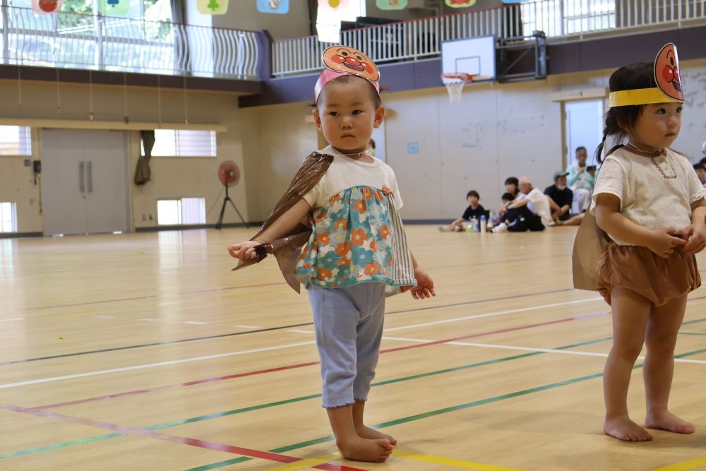 お次は、サンサンたいそう♪

いつもは、「1，2，3！！」と歌いながら踊ることを楽しんでいるけど
今日はちょっぴり恥ずかしい・・・
