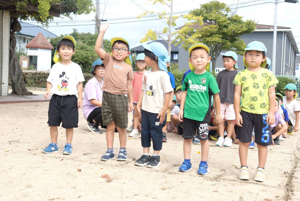まだまだ暑い日が続いてはいるものの
時折吹く風から夏の終わりを感じられるようになってきたこの頃
運動会に向けて高西公園でかけっこに挑戦！



名前を呼ばれると公園いっぱいに響きわたる
元気な声で返事をするみんな☆