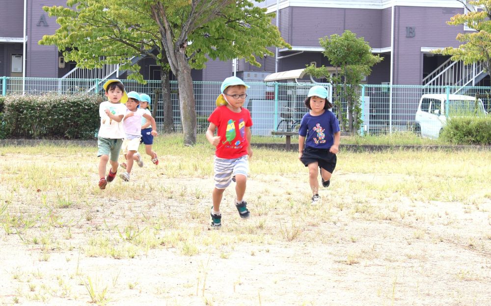 　「がんばれ～！！」
たくさんの友達からの応援を聞きながら
ゴールに向かって全力で走る！！
カーブの難しさや友達と競い合う楽しさなど
いろいろな気持ちを感じながら
思いきり身体を動かすことを楽しんでいます♡
