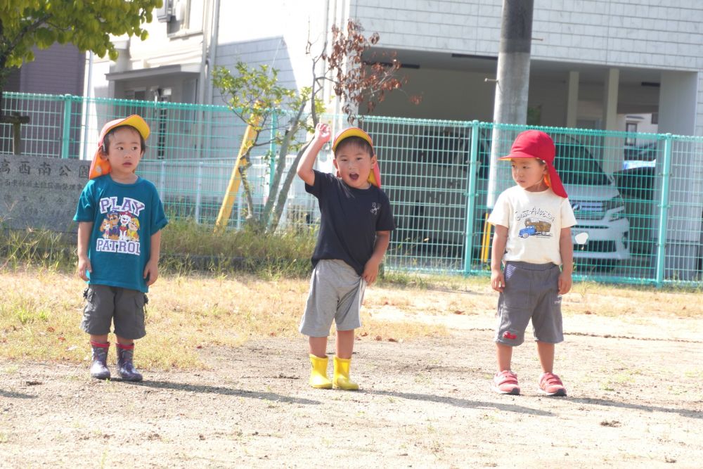走るの大好きリス組さん
『走りたい!』
『勝ちたい!』
『楽しい♡』
それぞれが思いを持って走ります
名前を呼ばれて・・・
大きな声で『はーい!!』
もうすぐ自分の番だ・・・
気合いが入っているのが表情から伝わってきました