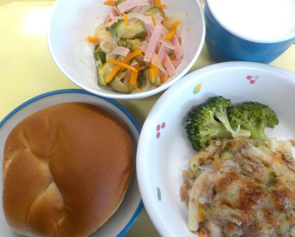 ロールパン
ツナのオーブン焼き
ゆでブロッコリー
大根ナムル
牛乳