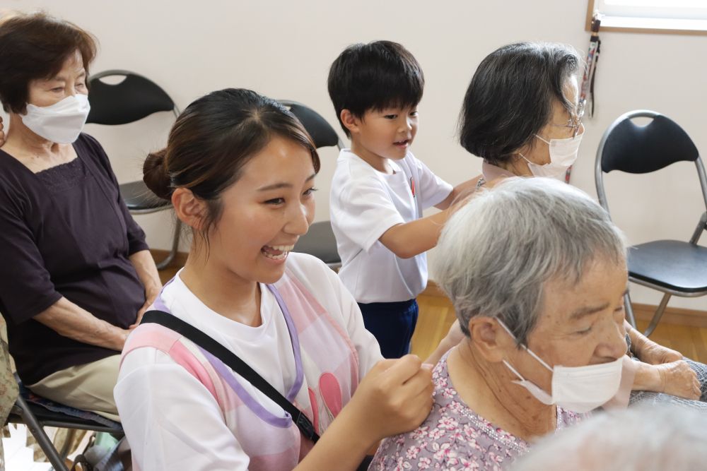 歌を歌って手遊びをして、保育者も一緒に肩たたきをしました
おじいちゃんおばあちゃん達からすると、おおよそ５０歳年下も６５歳年下も同じような感じ？

みんなニコニコでいい雰囲気で会は進んでいきます