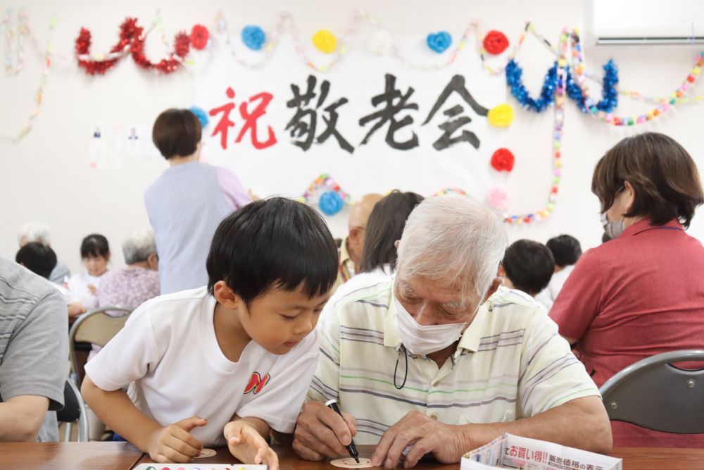 歌とソーラン節が終わると記念品を一緒に作りました
昨年を振り返り、限られた時間で一緒に作る楽しさを感じ、記念品自体も喜んでもらえる物を・・・保育者も一生懸命考えました