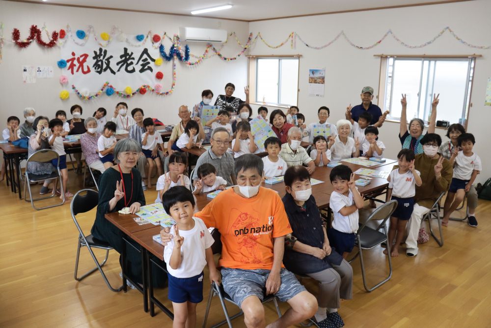 最後はみんなで記念写真
一緒に楽しい時間を過ごして記念品もできました
敬老会って何だろう??子ども達に話をしながら、改めて敬意と感謝を伝える事の大切さを感じます