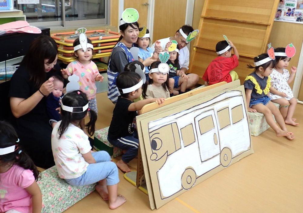 『のって、のって！』
ぼくは　ばすの　ばすたろう
みんなを　のせて・・・