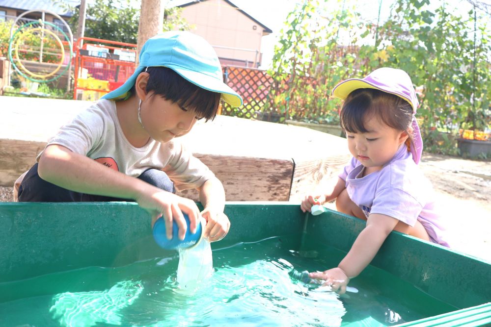 ‟やってみたい”がどんどん広がるクマ組さん
‟一緒にやってみよう”と思いやりの気持ちを持ちながら
　関わるゾウ組さん
異年齢児との関わりを通していろいろな気持ちが芽生える♡



　「Uちゃんもする！！」
　「こうやったらお水入れれるよ～」
Ｈくんの様子を見ながら水を溜めるＵちゃんと
優しく見守りながら教えてあげるＨくん