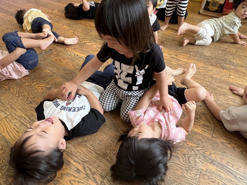 お友達同士でこちょこちょ～！！
とってもかわいい姿でした。

ふれ合い遊び、こちょこちょが
大好きなヒヨコ組です♡