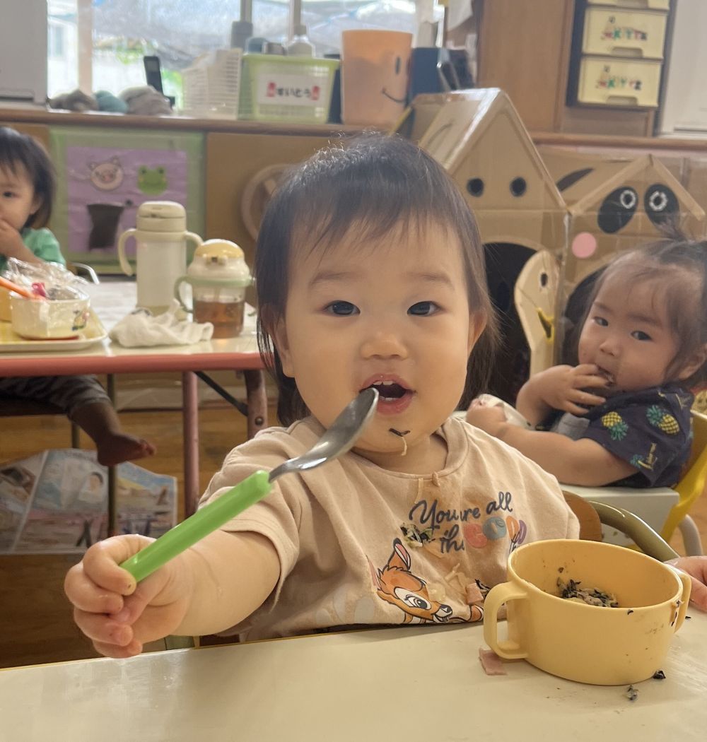 今月の食育の日は、【食具の持ち方】を練習しました。

ウサギ組さんは、まずは食具を使う練習です。
スプーンをぎゅっと握って口まで運びます。

のせた食材が落ちてしまうこともありますが、
だんだんと上手になってきますよ。

もちろん、手づかみ食べもまだまだ必要な時期なので
《自分で食べる意欲》を大切にしていきたいです。